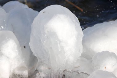 Hollanda 'daki Zevenhuizerplas' ta rüzgarın neden olduğu buz saçağı.