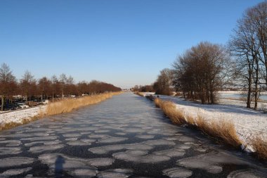 Zevenhuizen 'deki Hennipsloot' un suyundaki gözleme buzu.