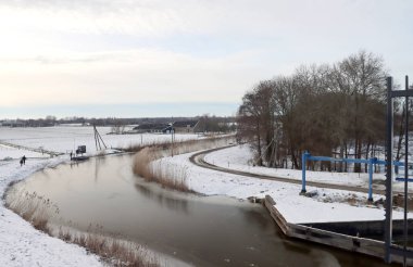 Hollanda 'daki Zuidplaspolder' daki çayırlarda ve yollarda donmuş hendekler var.