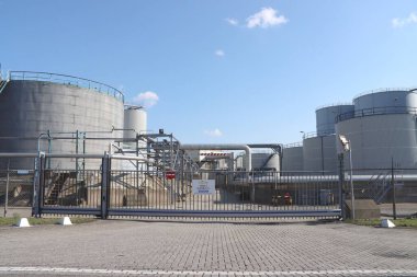 Hollanda Botlek Rotterdam limanındaki ham petrol, yakıt veya kimyasallarla dolu bir tank.