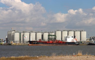 Hollanda 'daki Vlaardingen Vopak Terminali boyunca Tanker Stolt Fulmar