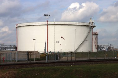 Rotterdam limanındaki Pernis 'teki Shell rafinerisinde mermi amblemi olan depolama tankı.