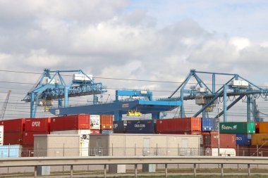 Hollanda 'nın Rotterdam kentindeki Europoort limanında vinçli deniz konteynırları