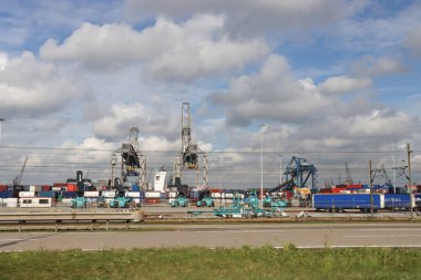 Hollanda 'nın Rotterdam kentindeki Europoort limanında vinçli deniz konteynırları