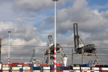 Hollanda 'nın Rotterdam kentindeki Europoort limanında vinçli deniz konteynırları