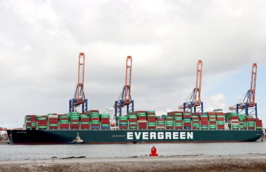 Rotterdam 'daki Maasvlakte Limanı' nda Evergreen 'e yükleme ve boşaltma yapılmış konteynır gemisi.