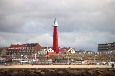 Hollanda kıyıları boyunca kırmızı fenerli Scheveningen 'in silüeti