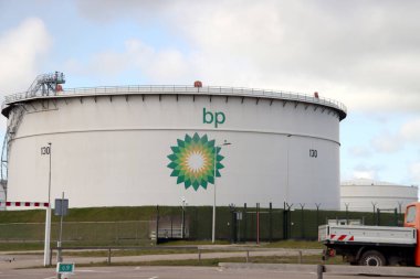 Hollanda 'nın Rotterdam limanındaki Europoort limanında BP Rotterdam Rafinerisi
