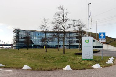 Öteki taraftaki BP Hollanda Merkez Ofisi Hollanda 'nın Rotterdam limanındaki Europoort limanındaki Rafineri