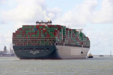 Konteyner gemisi Evergreen Govern Rotterdam limanındaki Maasvlakte Limanı 'ndan ayrılıyor.