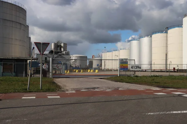 供鹿特丹港Botlek港Maastank码头储存的油罐 — 图库照片