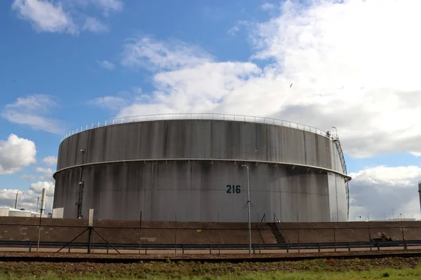 鹿特丹港Botlek港埃克森美孚炼油厂装有石油 燃料和原油的储油罐 — 图库照片