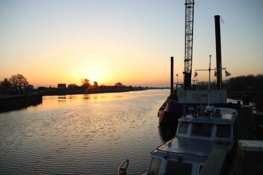 Hollandsche Nehri üzerinde gün doğumu IJssel Nieuwerkerk 'teki yel değirmeni rüzgâr şehveti yakınlarında. 