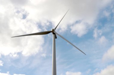 Rotterdam limanındaki Avrupaort limanında mavi gökyüzünde rüzgar türbini yüksekliğinde