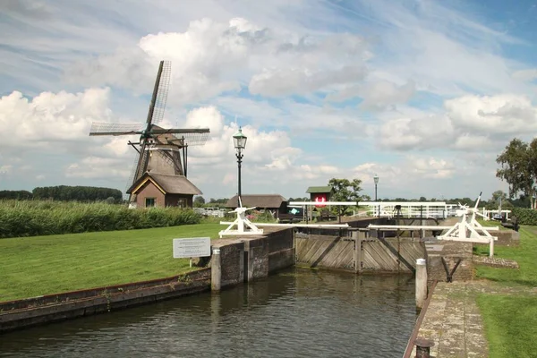 通过Hennipsloot在Rotte和Ringvaart的木制水闸和Eendragtsmolen风车 — 图库照片