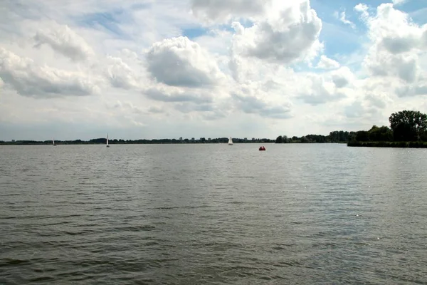 Rottemeren湖 有许多小帆船和鹿特丹市的背景天际线 — 图库照片