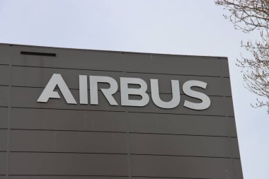Fokker Space 'in halefi olarak Hollanda, Leiden' da bulunan Airbus 'un logosu.