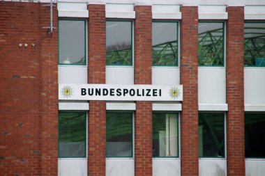 Almanya ve Hollanda sınırındaki Alman Bundespolizei ofisi A1 ve 30 numaralı otoyol boyunca uzanmaktadır.