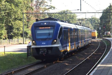 SNG sprinter ve ICM koploper Hollanda 'nın Wezep kentindeki demiryolu hattında