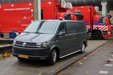 Spijkenisse 'deki komuta merkezinin önündeki kör bir polis aracında metro treni son durağa kadar gelmiş ama balina kuyruğu sanatına tutunmuş.
