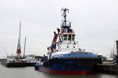 Rotterdam limanındaki Vlaardingen Limanı 'nda Fairplay' den gelen çekici gemileri.