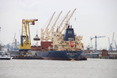 Yük gemisi Seastar Truva gemisi Rotterdam limanının bir parçası olarak Waalhavel limanına demirledi.