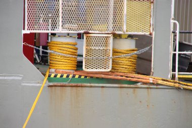 Boskalis, Rotterdam limanının bir parçası olarak Waalhaven limanında çapa halatlarıyla kablo tarama ve döşeme gemileri kuruyor.