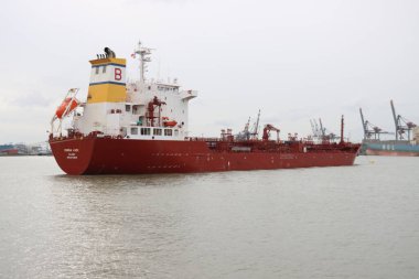 Yük gemisi Songa Jade Rotterdam limanının bir parçası olarak Waalhavel limanına demirlemişti.