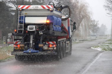 Zuidplas belediyesinin kaygan yollarında yol tuzu dağıtıcısı sokaklarda.