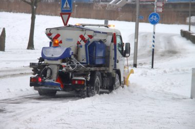 Hollanda 'daki Zuidplas belediyesinin kar yolları boyunca yol tuzluğu ve kar küreme aracı