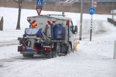 Hollanda 'daki Zuidplas belediyesinin kar yolları boyunca yol tuzluğu ve kar küreme aracı