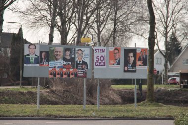 Hollanda 'da 2021 seçimlerinde bazı hasarlı seçim afişleri