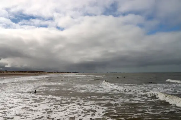 Surfers Noordzee Bij Scheveningen Met Daarboven Donkere Wolken — Stockfoto