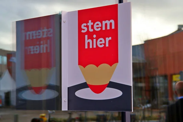 Zuidplas 'ta Stem Hier (burada oy verin) ile birlikte sandık merkezine yön işareti