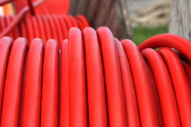 Hollanda 'da yeraltındaki hızlı internet için fiberglas üretebilecek plastik tüpler.