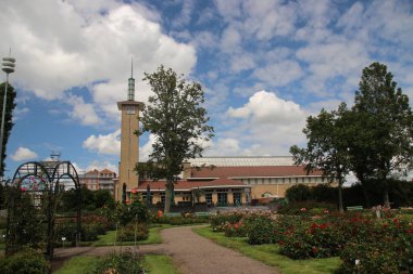 Boskoop 'taki Guldemondsoen Rosaryumu. Hollanda' daki Flora müzayedesine yakın 200 çeşit gülle.