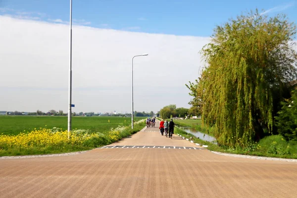 Велогонщики Проселочной Дороге Zuidplaspolder Нидерландах Будет Построена Новая Деревня Названием — стоковое фото