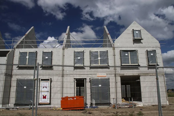 オランダの住宅不足を防ぐための建設プロジェクトにおける新しい家のコンクリートシェル — ストック写真