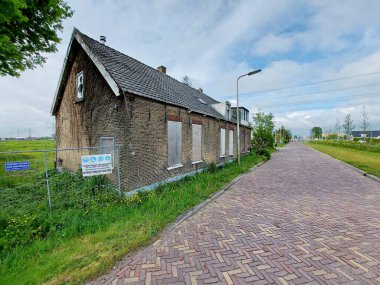 Nieuwerkerk aan den IJssel 'deki Hoofdweg boyunca terk edilmiş ve kapatılmış yıkım binaları