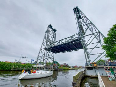 Waddinxveen 'deki Gouwe Nehri üzerindeki çelik kaldırma köprüsü Hollanda' daki yüksek direkli gemilere açık.