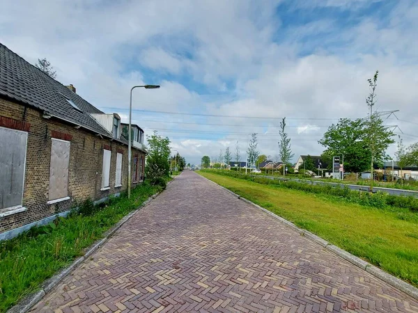 Nieuwerkerk Aan Den Ijssel的Hoofdweg一带被遗弃和关闭的拆迁建筑 — 图库照片