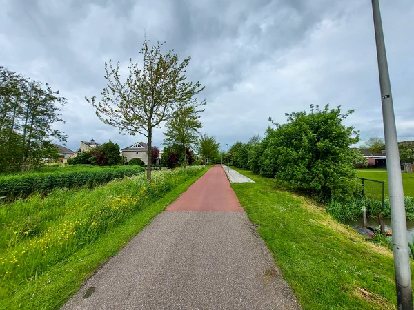 Donkere Wolken Boven Groene Zoom Tussen Capelle Nieuwerkerk Met Gras — Stockfoto