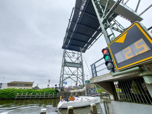 Стальной Подъемный Мост Через Гуве Ваддинксвене Открыт Высокомачтовых Кораблей Нидерландах — стоковое фото