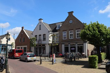 Hollanda 'nın Nieuwerkerk aan den IJssel köyündeki Dorpsstraat' taki eski binalarda dükkanlar