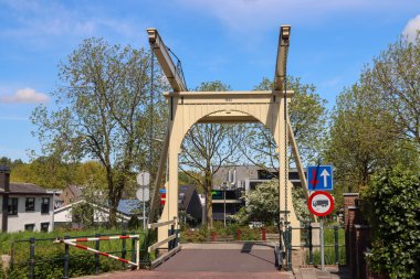 Hollanda 'nın Nieuwerkerk aan den IJssel kasabasındaki Dorpsstraat' ın sonundaki 