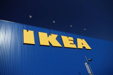Hollanda 'daki A20 otoyolu boyunca Utrecht' te bayraklı IKEA dükkanı