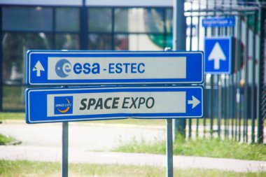 Hollanda 'daki Noordwijk Uzay Fuarı ve ESA Estec uzay laboratuarının yön tabelası.