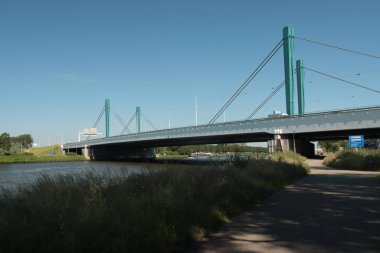 Hollanda 'nın Utrecht kentindeki A12 otoyolunda Amsterdam-Rijnkanaal üzerinde Galecopperbrug tugayı