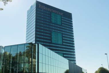 Utrecht 'teki Westraven binası Hollanda' da su ve karayolu otopsisi için Rijkswaterstaat ofisi olarak kullanılıyor.