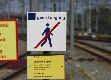 İnsanların Utrecht Merkez İstasyonu 'nda raylarda yürümesini önlemek için platformun sonuna imza atın.